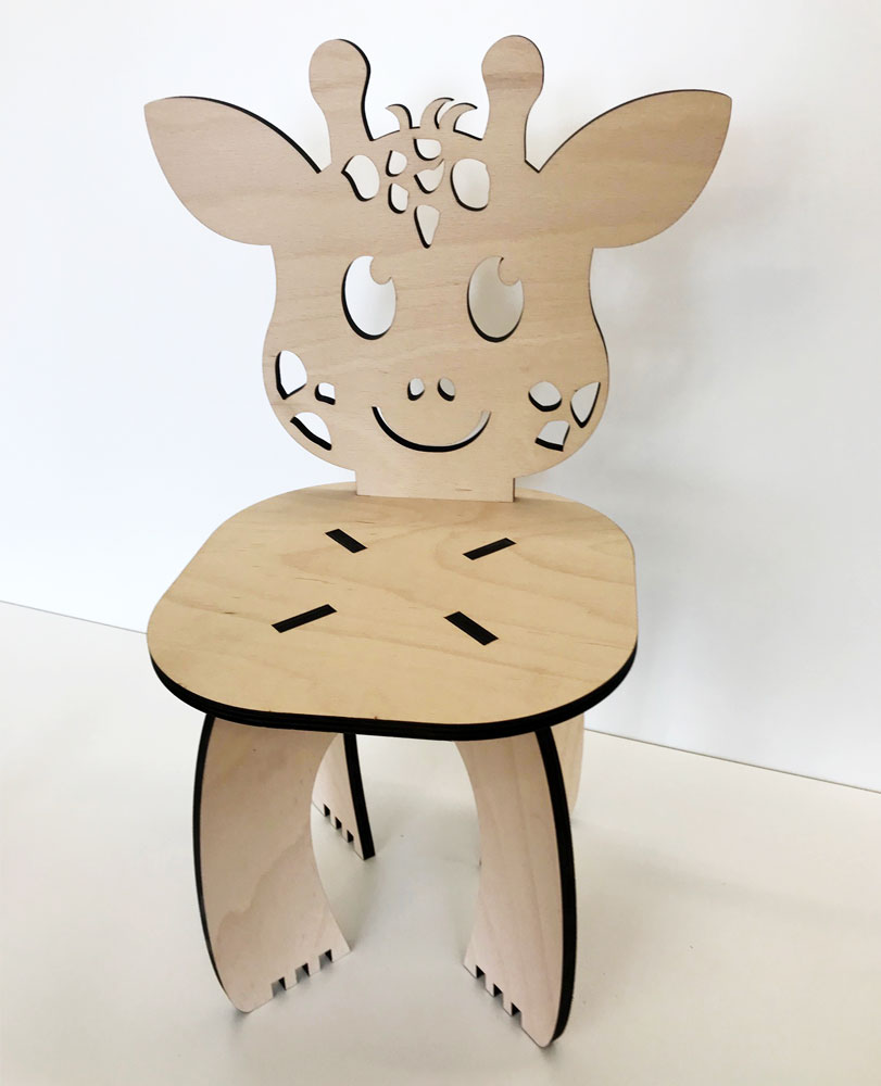 Kinderstühle aus Buchenholz mit Giraffen-Motiv als Rücklehne Kinderstühle aus Buchenholz mit Giraffen-Motiv als Rücklehne